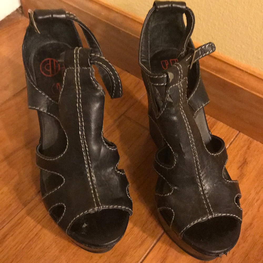 Sandals - Picture 1 of 3